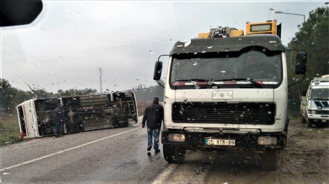 İzmir de işçi servisi devrildi: 17 yaralı
