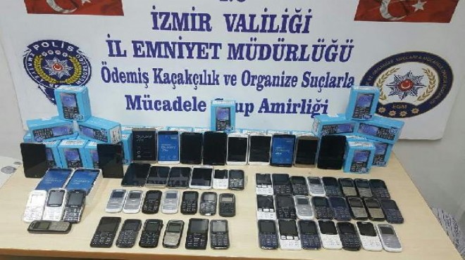 İzmir de kaçak cep telefonu operasyonu!