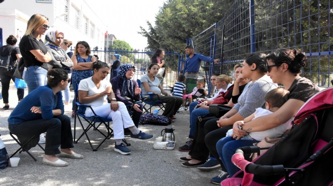 İzmir de  kaçırma dehşeti  yaşanan okulun önünde çaylı-kurabiyeli nöbet!