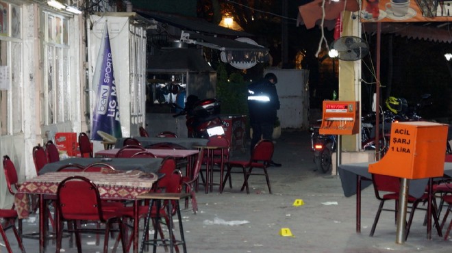 İzmir de kahvehanede bıçaklı kavga: 3 yaralı