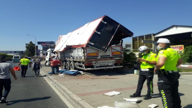 İzmir de kamyon yüklü TIR, üst geçide çarptı