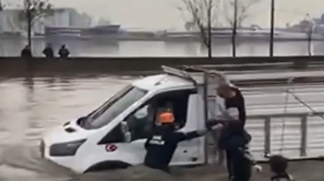 İzmir de kamyonet derece uçtu, içindeki 5 kişiyi Sahil Güvenlik kurtardı
