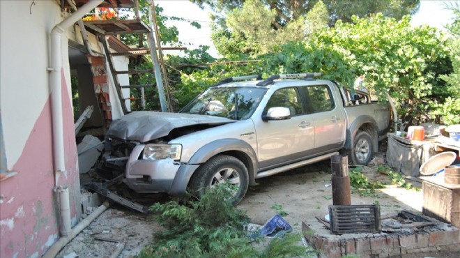 İzmir de kamyonet evin bahçesine girdi: 1 ölü