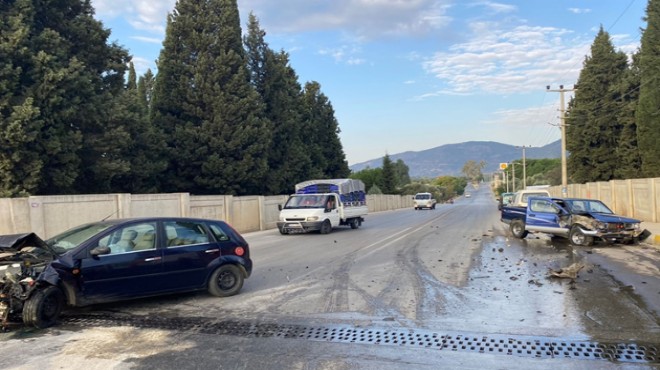 İzmir de kamyonetle otomobilin çarpışması sonucu 3 kişi yaralandı