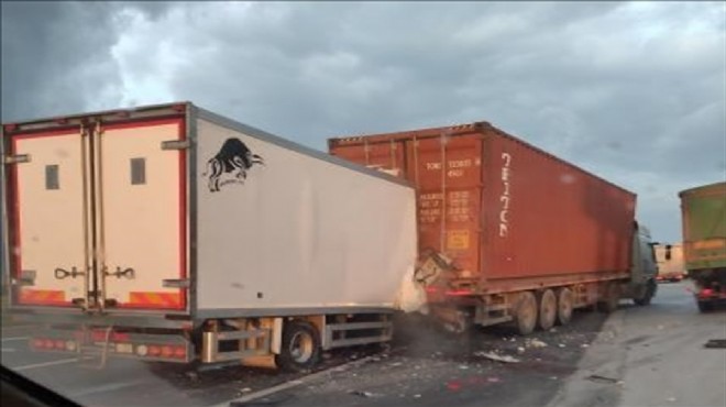 İzmir de kamyonetle tır çarpıştı: 1 ölü, 2 yaralı