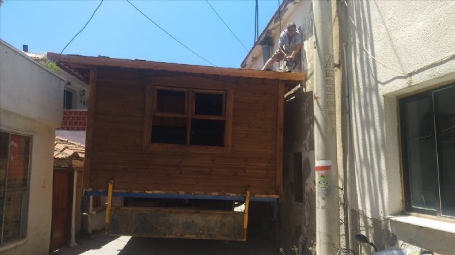 İzmir de kamyonla taşınan prefabrik ev sokakta sıkıştı!