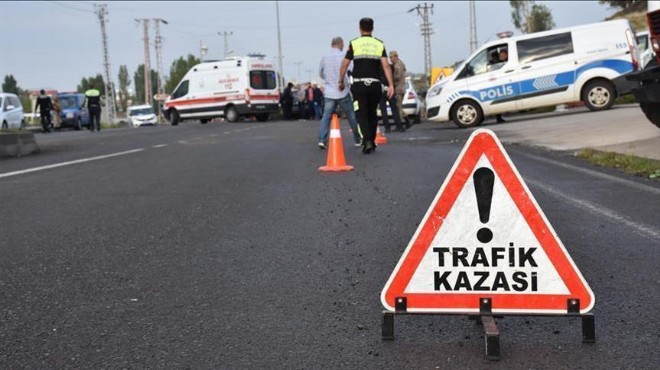 İzmir de kamyonla tır çarpıştı: 1 ölü