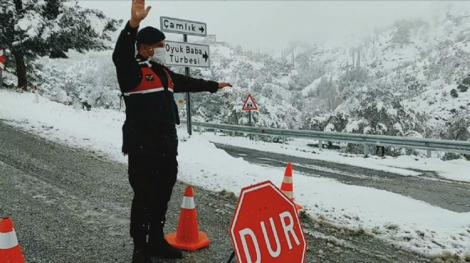 İzmir de kar yolu kapattı!