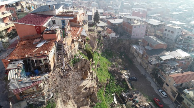 İzmir de kayaların evlere düştüğü bölgede bakanlık incelemesi