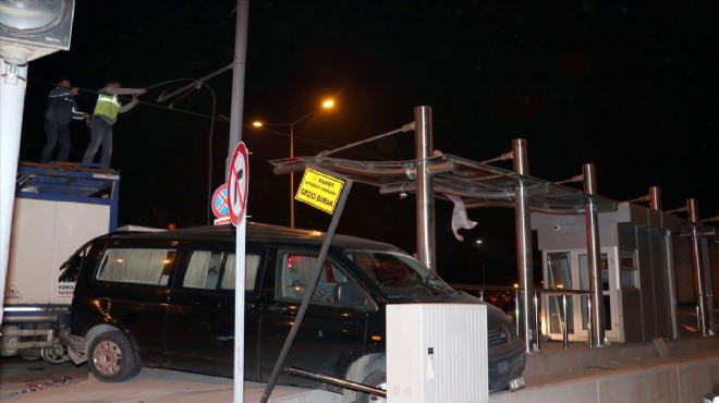 İzmir de kaza yapan iki araç tramvay durağına girdi!