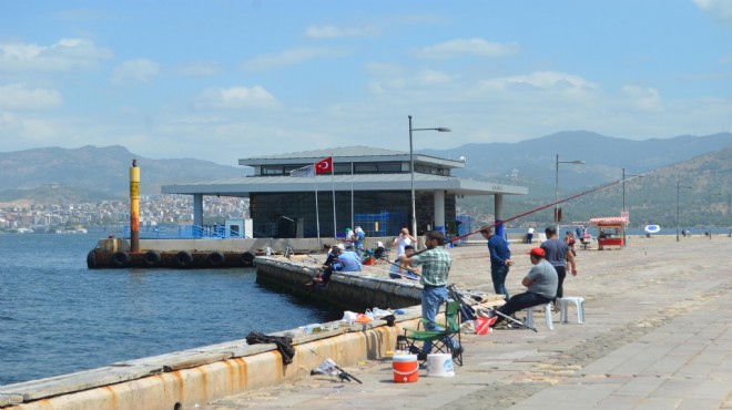 İzmir de kısıtlamasız ikinci günde sahil ve açık alanlar doldu