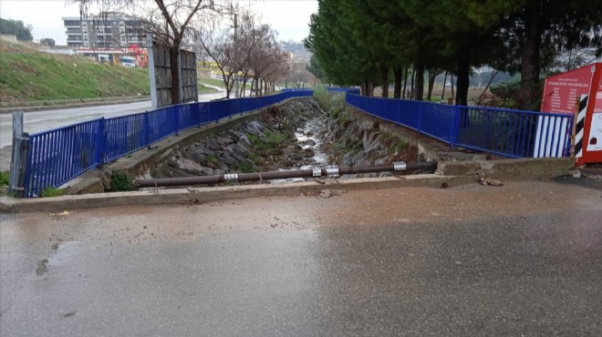 İzmir de köprünün demir korkulukları çalındı