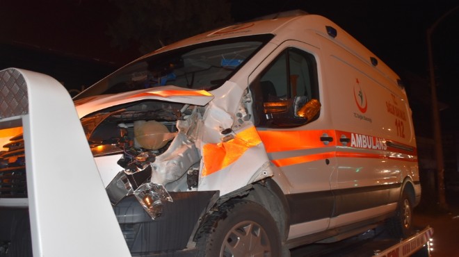İzmir de korkunç kaza! Ambulans yayalara çarptı: 2 ölü
