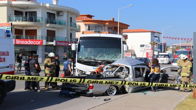 İzmir de korkunç kaza! Askeri personeli sevisi ile pikap çarpıştı: 1 ölü, 6 yaralı