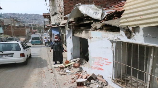 İzmir de korkunç kaza! Belediye otobüsü evlere çarptı: 6 yaralı