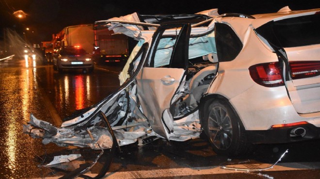 İzmir de korkunç kaza! Lüks araç ikiye bölündü: 1 ölü, 5 yaralı