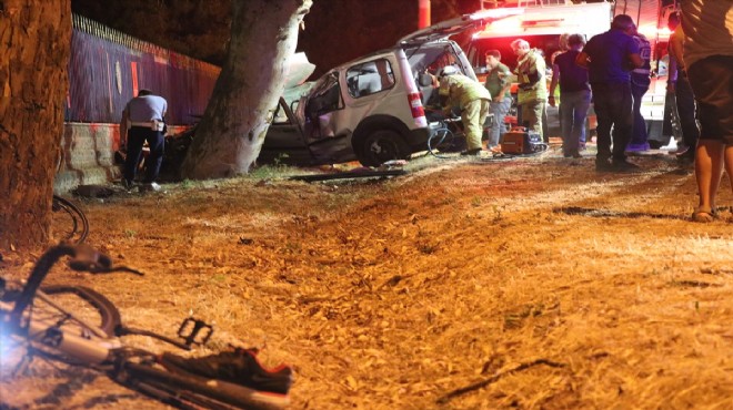 İzmir de korkunç kaza! Önce bisiklete sonra ağaca çarptı: 2 ölü