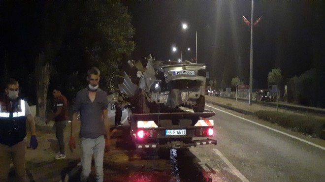 İzmir de korkunç kaza! Otomobil önce duvara sonra ağaca çarptı: 2 ölü, 2 yaralı