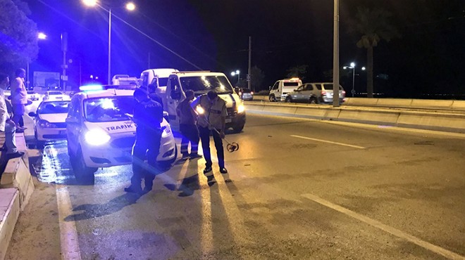 İzmir de korkunç kaza: Otomobilin çarptığı 2 kişi öldü