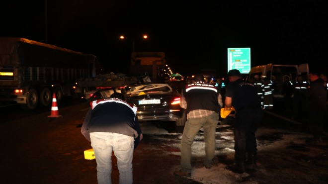 İzmir de korkunç kaza! Şeritte duran TIR a çarptı: 1 ölü
