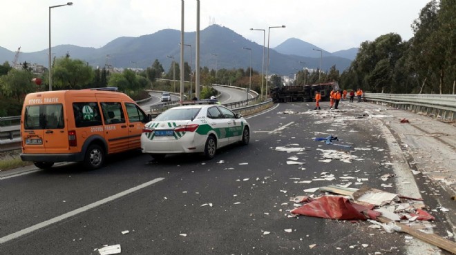 İzmir de korkunç kaza: TIR devrildi, sürücüsü kurtarılamadı