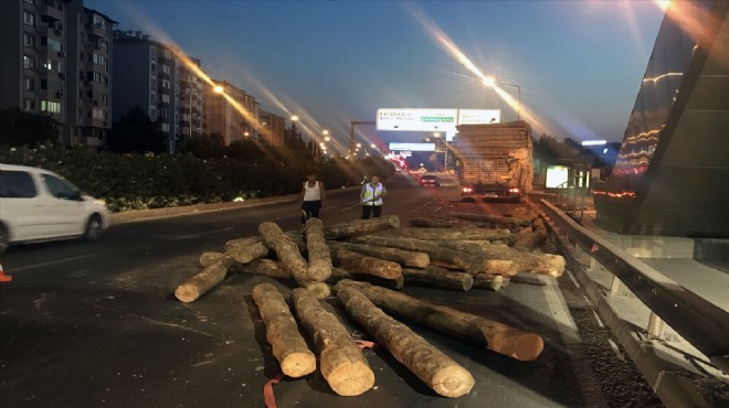 İzmir de korkutan kaza: TIR üst geçide çarptı!