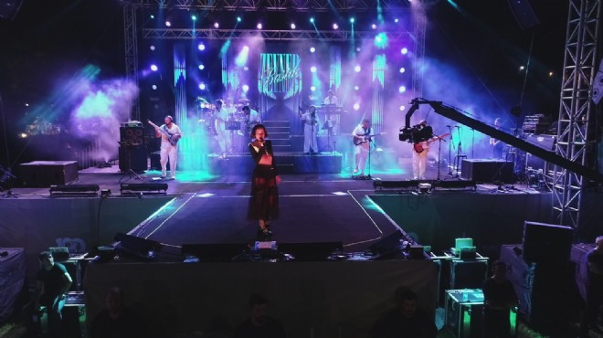 İzmir de kutlamalara Zeynep Bastık ile final