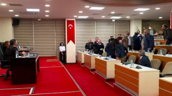 İzmir de meclis raporu: 2 ilçede gerginlik, Konak ta kritik karar!