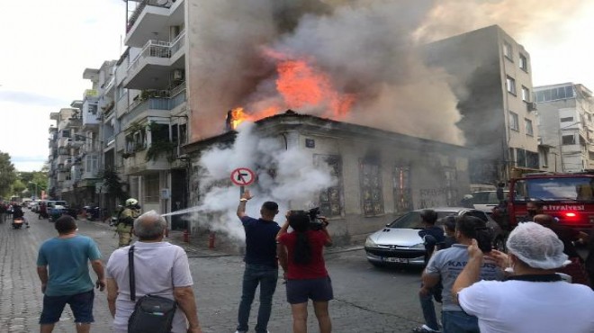 İzmir de metruk ev alev alev yandı