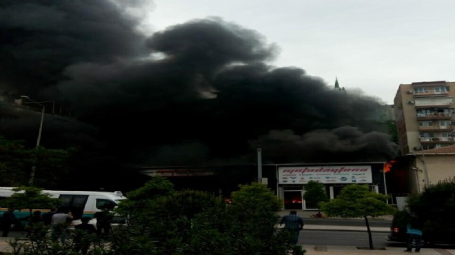 İzmir de yangın dehşeti: Motosikletler kül oldu!