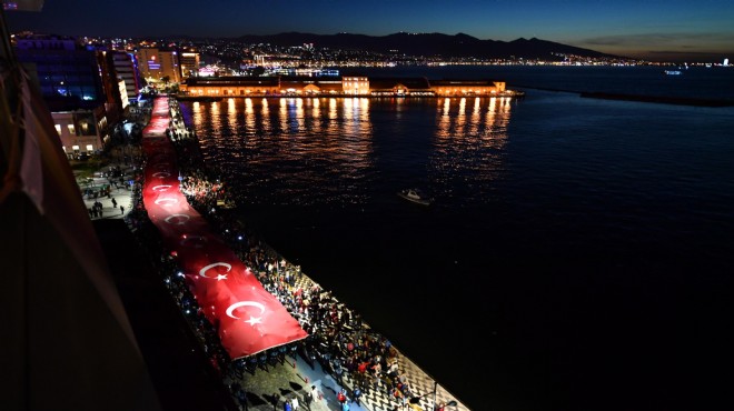 İzmir de muhteşem final: Yer gök Cumhuriyet ışığıyla aydınlandı
