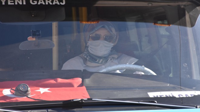 İzmir de bir ilk: Kadın minibüs şoförü!