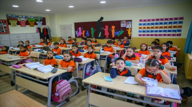 İzmir de öğrenciler sınıflara maskesiz girmenin mutluluğunu yaşadı