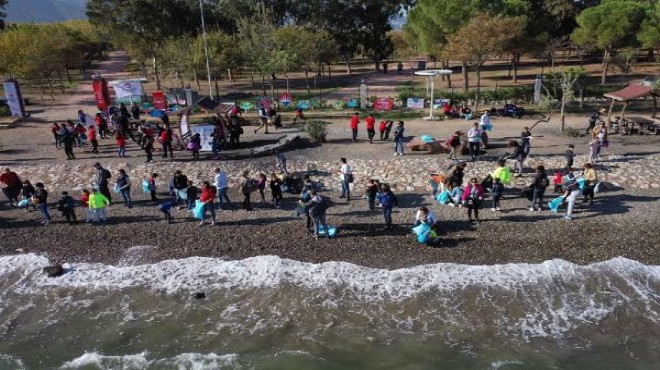 İzmir de öğrencilerden kıyı temizliği
