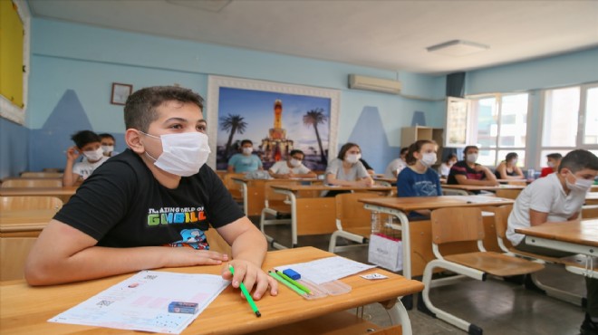 İzmir de öğrencilerin  sosyal mesafe kurallı ,  maskeli  LGS heyecanı