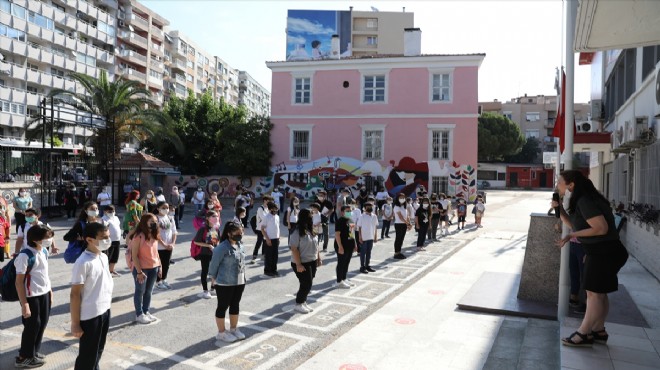 İzmir de ortaokul ve lise öğrencileri yüz yüze eğitimin başlamasıyla okullarına döndü