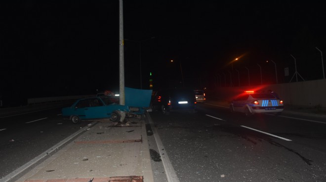 İzmir de otomobil direğe çarptı: 1 yaralı