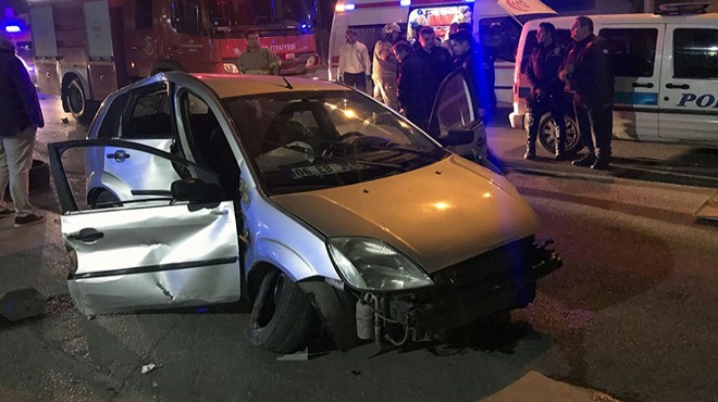 İzmir de otomobil direğe çarptı: 3 yaralı