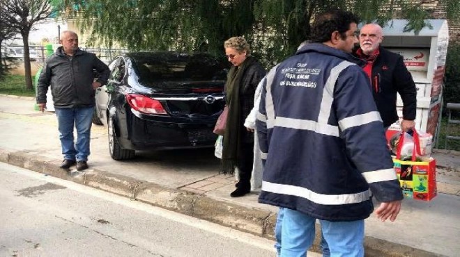 İzmir de otomobil kaldırıma çıktı: 3 yaralı