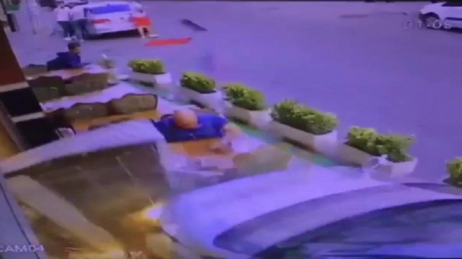 İzmir de otomobil restoran masalarına daldı: 3 yaralı