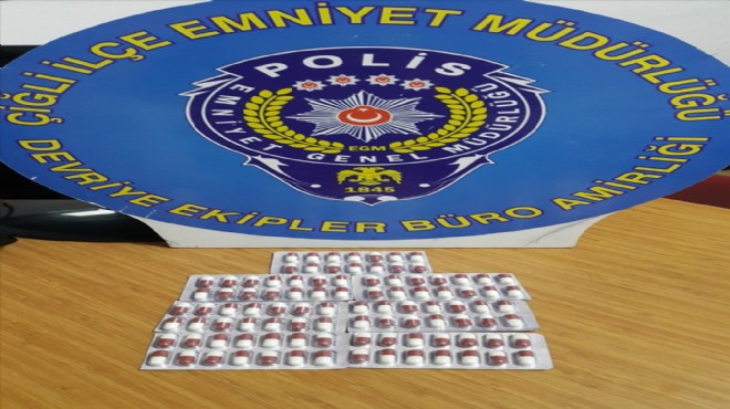 İzmir de otomobilde 98 uyuşturucu hap ele geçirildi