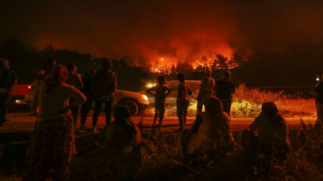 İzmir de panik ve gözyaşları: Alevler iki mahallenin eşiğinde!