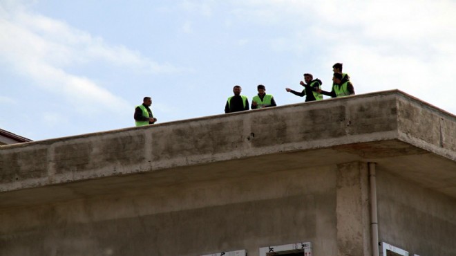 İzmir de paralarını alamayan işçilerden toplu intihar girişimi!
