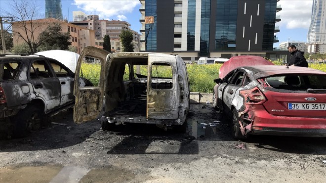 İzmir de park halindeki 3 araç yandı