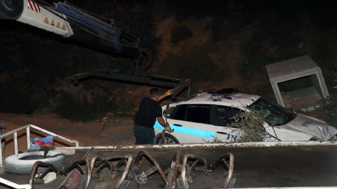 İzmir de polis aracı şarampole devrildi: 2 yaralı