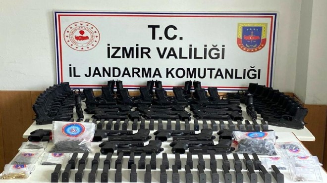 İzmir de ruhsatsız silah deposuna baskın!