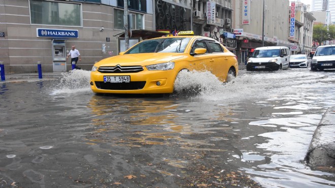 İzmir de sağanak caddeleri göle çevirdi: Yağışlar ne kadar sürecek?
