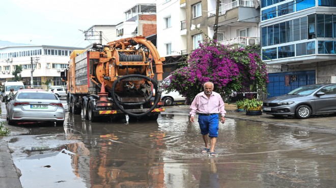 İzmir de sağanak çilesi: Ev ve iş yerlerini su bastı!