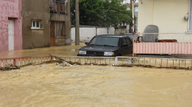 İzmir de sağanak kabusu: Evler, iş yerleri, arabalar sular altında!