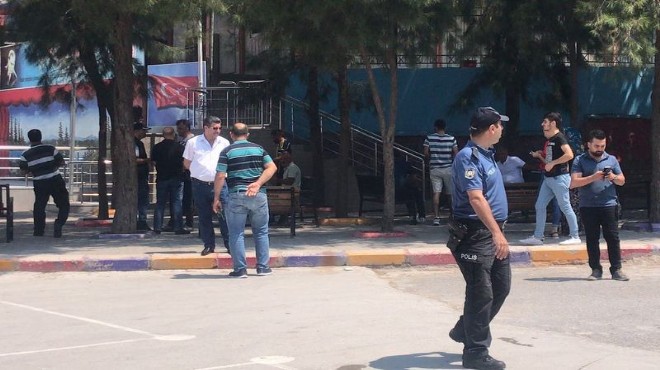 İzmir de seçim gerginliği: AK Parti adayının oğlunun aracına saldırı iddiası!